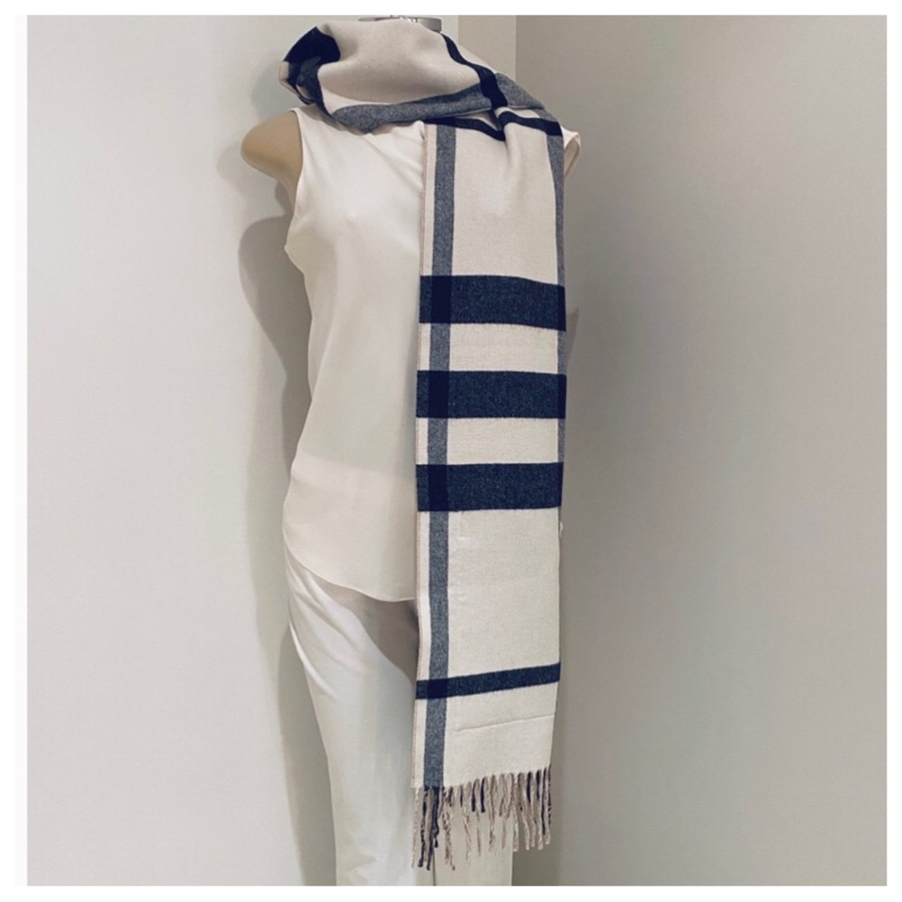 BURBERRY ST. HELEN REVERSIBLE POCKETS SCARF / WRAP. - Picture 3 of 9